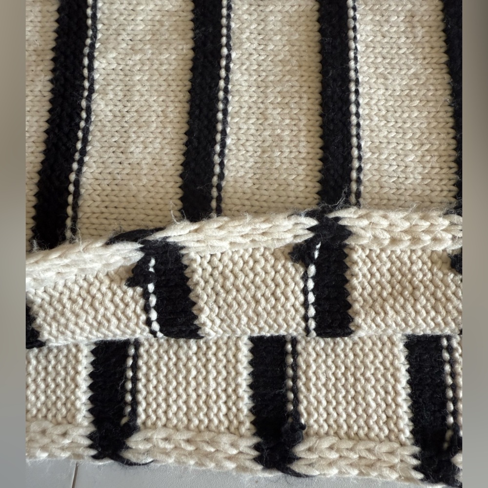 Zara Oversized Black and Cream Knit Scarf. - Picture 11 of 14